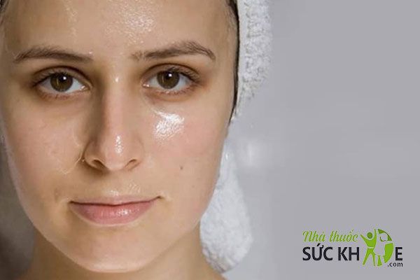Sử dụng kem chống nắng gi&uacute;p bảo vệ l&agrave;n da dầu mụn khỏi t&aacute;c hại của tia UV