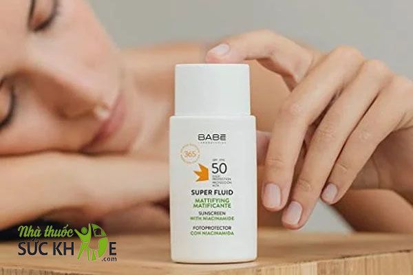 Kem chống nắng kh&ocirc;ng l&ecirc;n tone&nbsp; phổ rộng Super Fluid Sunscreen SPF 50++
