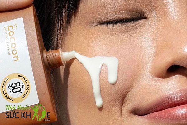 Kết cấu kem chống nắng mỏng, nhẹ, thẩm thấu nhanh