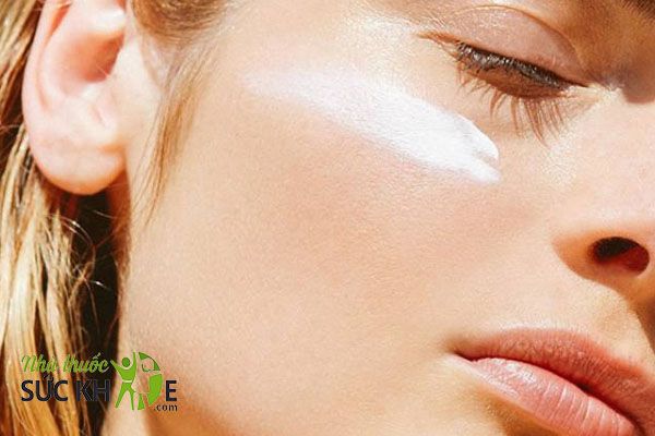 Kem chống nắng c&oacute; kết cấu mỏng, thẩm thấu nhanh