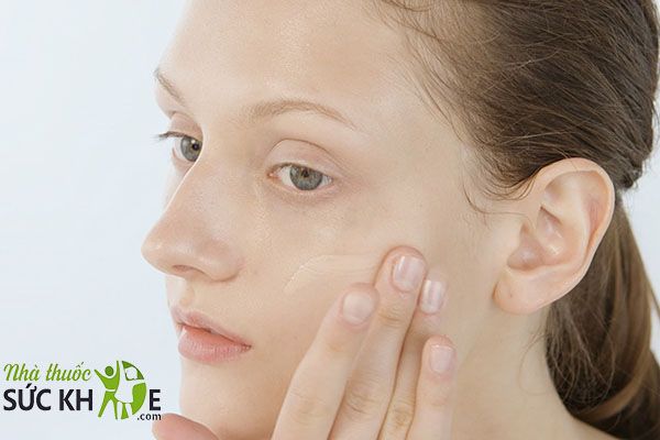 Chấm kem chống nắng v&agrave; vỗ nhẹ tr&ecirc;n da gi&uacute;p thẩm thấu nhanh v&agrave; đều m&agrave;u da
