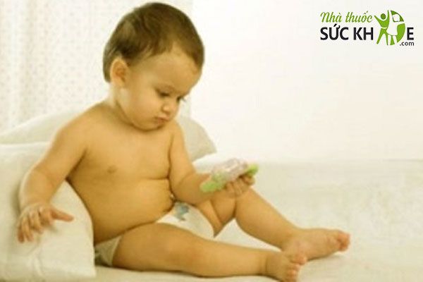 Trẻ thừa Vitamin A bị v&agrave;ng da, nhiễm độc gan