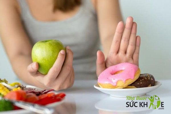 Kh&ocirc;ng ăn đồ ngọt, đồ ăn sẵn v&agrave;o buổi tối
