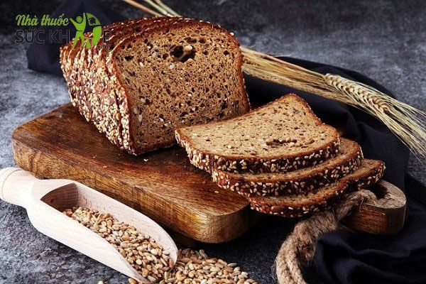 Sử dụng b&aacute;nh m&igrave; đen ăn s&aacute;ng