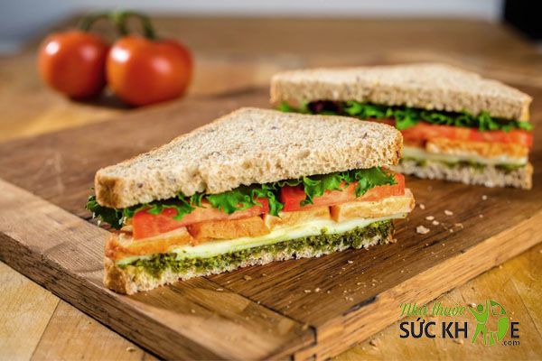 B&aacute;nh m&igrave; nguy&ecirc;n c&aacute;m kẹp c&agrave; chua v&agrave; rau x&agrave; l&aacute;ch