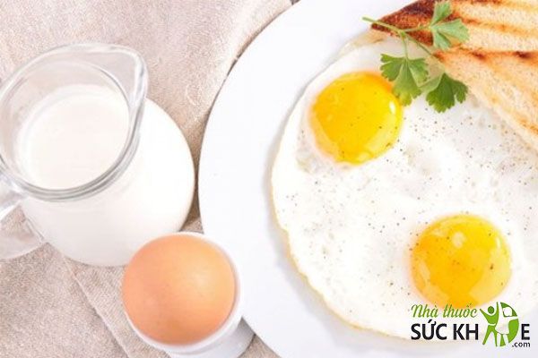 Chế độ giảm b&eacute;o cho nam với trứng ốp la v&agrave; sữa tươi kh&ocirc;ng đường
