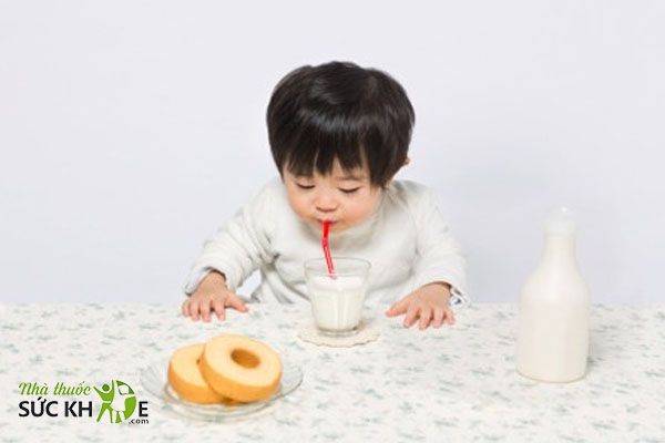 Lưu &yacute; đến lượng dinh dưỡng trong sữa bột d&agrave;nh cho trẻ 1 tuổi