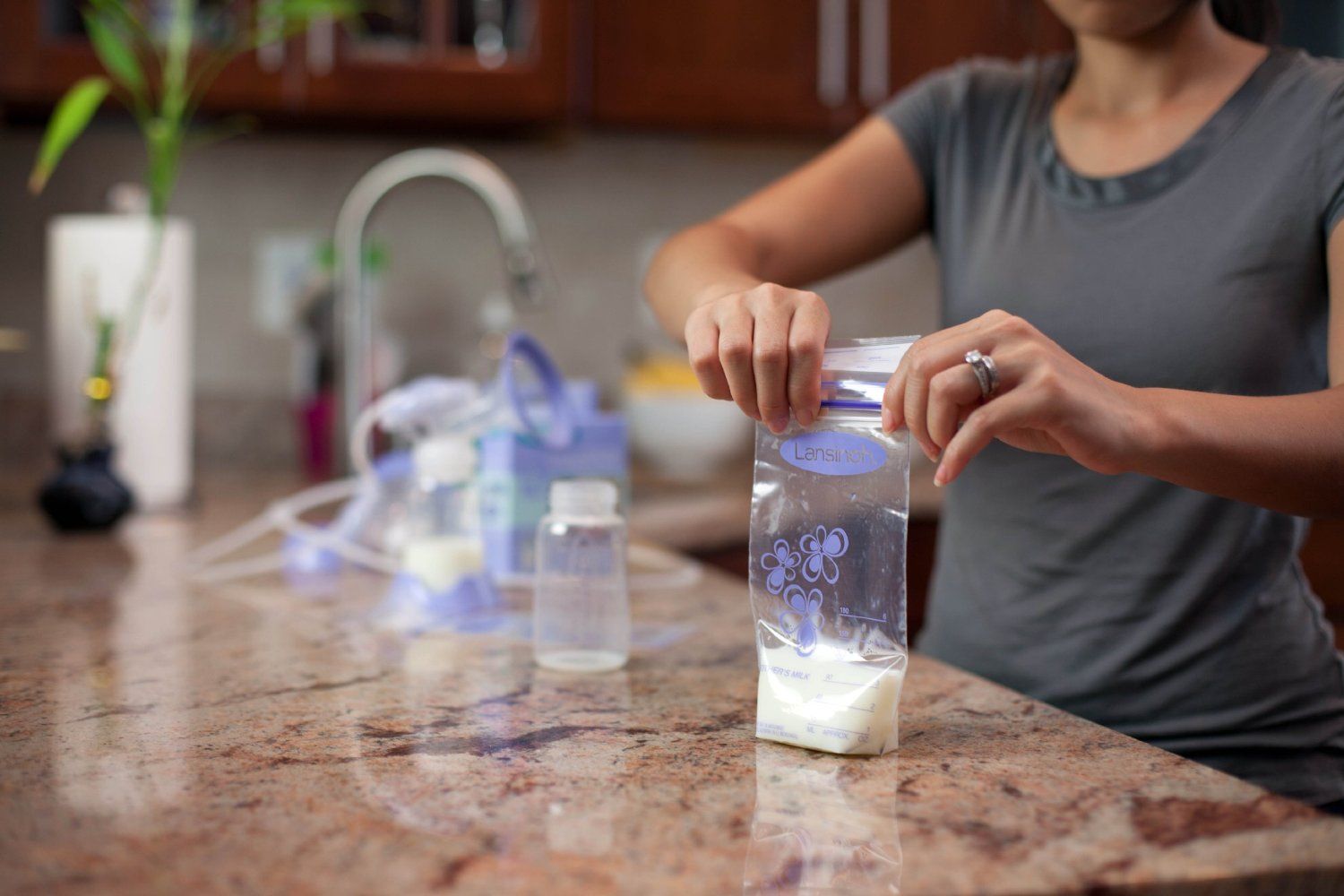 Sữa được đảm bảo an toàn cả về số lượng và chất lượng khi dùng túi trữ sữa Lasinoh