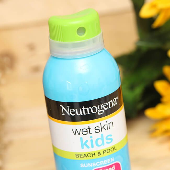 Neutrogena Wet Skin Kids không chứa dầu, không PABA, không gây nhờn rít, dạng xịt dễ sử dụng cho bé