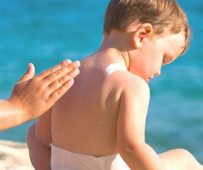 Kem chống nắng Neutrogena cho bé dạng lăn tiện dụng, có thể sử dụng cả khi da khô và da ướt