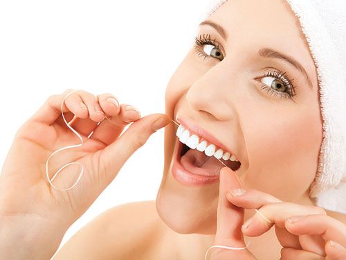 Chỉ nha khoa Oral-B làm sạch răng ở những nơi bàn chải răng không thể với tới