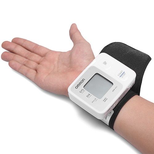 Máy đo huyết áp ở vị trí cổ tay nên thao tác sử dụng rất đơn giản