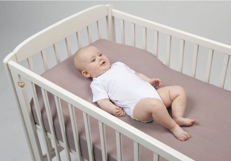 Kê gối bên dưới tấm trải giúp bé có giấc ngủ sâu và ngon giấc, không lo trào ngược
