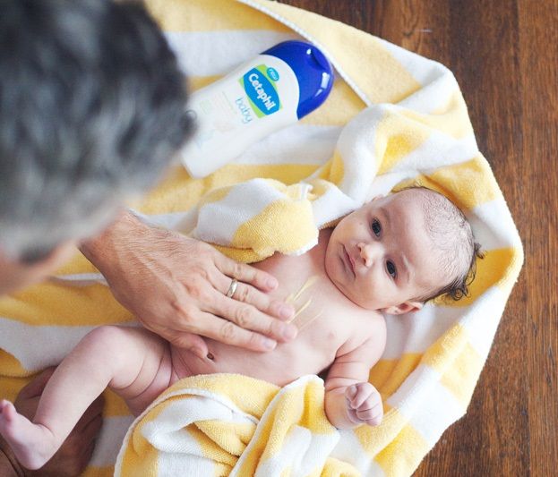 Cetaphil Baby Moisturizing Oil dưới dạng dầu dịu nhẹ, chứa nhiều dưỡng chất làm mềm và cấp ẩm tối đa cho làn da nhạy cảm của bé