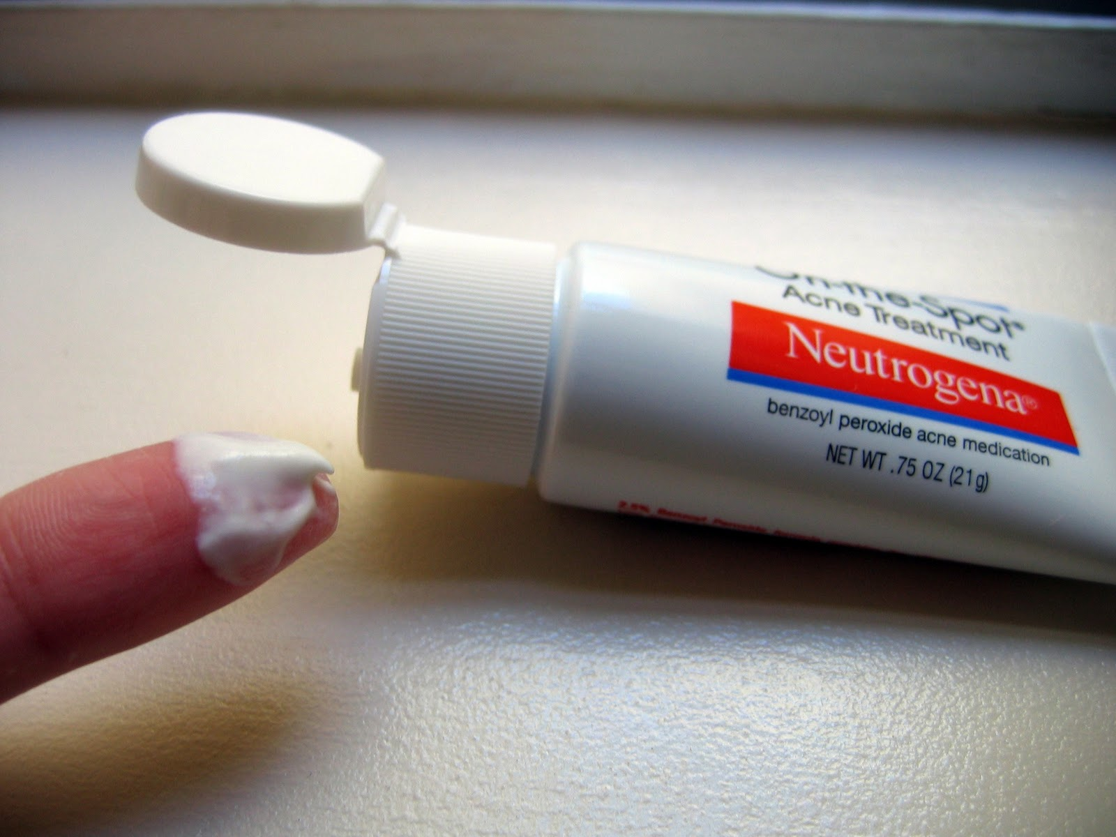 Neutrogena On The Spot công thức không dầu, không làm khô da nên rất lành tính với làn da mụn.