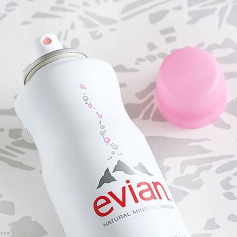 Xịt khoáng Evian được thiết kế dạng chai xịt tiện sử dụng