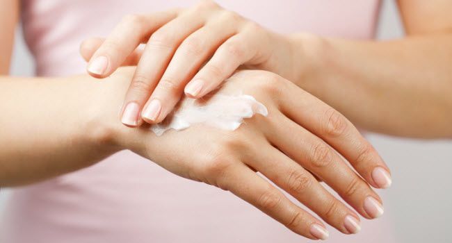 Kem dưỡng da SVR có chứa hàm lượng Urê tinh khiết lên đến 50% giúp làm mềm da, cung cấp độ ẩm cho da