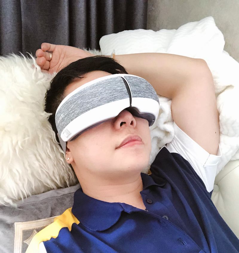 Hình ảnh một người đang sử dụng máy massage mắt E191