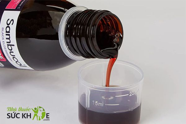 Sử dụng cốc đong siro khi dùng cho bé