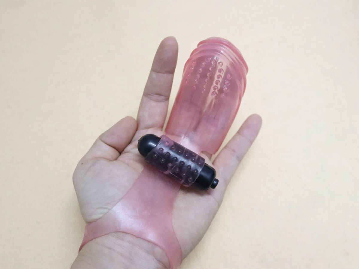 Bao silicone c&oacute; rung đeo ng&oacute;n tay k&iacute;ch th&iacute;ch v&ugrave;ng k&iacute;n