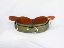 Đồ chơi bạo dâm khóa tay đôi da màu xanh Chính Hãng