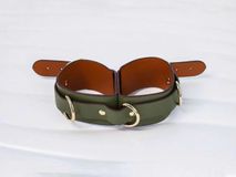 Đồ chơi bạo dâm khóa tay đôi da cao cấp màu xanh