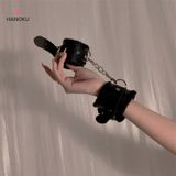 Còng tay BDSM trói buộc nàng tăng khoái cảm