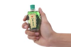 Dầu Gió Xanh Singapore Con Ó Eagle Brand 24ml - Giảm Đau, Thoải Mái, Chăm Sóc Sức Khỏe Tự Nhiên, Tiện Lợi Mang Theo 744546