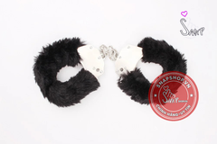 (Snapshop) Còng Tay Thép Chisa Hi-Basic Fur-Lined Handcuffs Chính Hãng