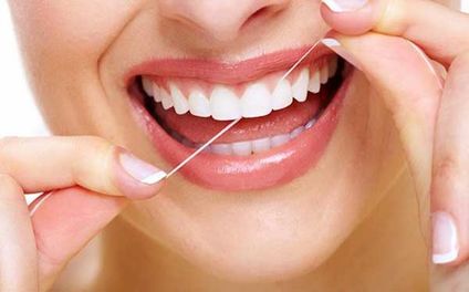 Chuyên gia hướng dẫn cách dùng chỉ nha khoa đúng chuẩn cho hàm răng chắc khỏe