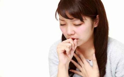 Bị đau họng và sốt về chiều nguy hiểm như thế nào? Điều trị ra sao?