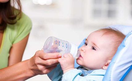 Trẻ Sơ Sinh Có Nên Uống Nước Không? Khi Nào Cho Trẻ Uống Nước Được?