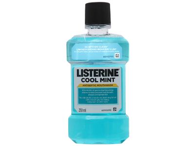Nước súc miệng diệt khuẩn Listerine Cool Mint 250ml