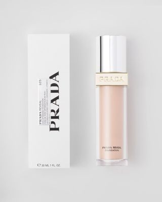 Kem Nền PRADA Reveal Skin Optimizing Foundation #LC5 Light Cool - Lớp Nền Hoàn Hảo, Che Khuyết Điểm Tự Nhiên, Chính Hãng