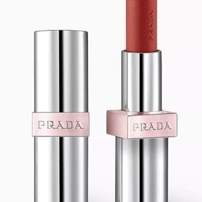 Son Dưỡng Prada Light Glowing Lip Oil Stick U020 Rosso Đỏ Cam Đất - Dưỡng Ẩm, Làm Rạng Rỡ Đôi Môi, Chính Hãng