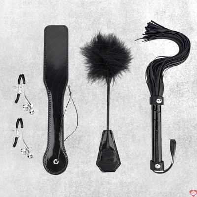Bộ đồ bạo dâm 4 món BDSM kẹp vú roi da chổi lông vũ phết mông