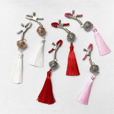 Lục lạc kẹp ti bạo dâm kích thích dành cho nữ