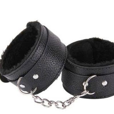 Bộ Còng Tay Bạo Dâm Bằng Da Lót Nhung Êm Ái Cao Cấp (SM16)