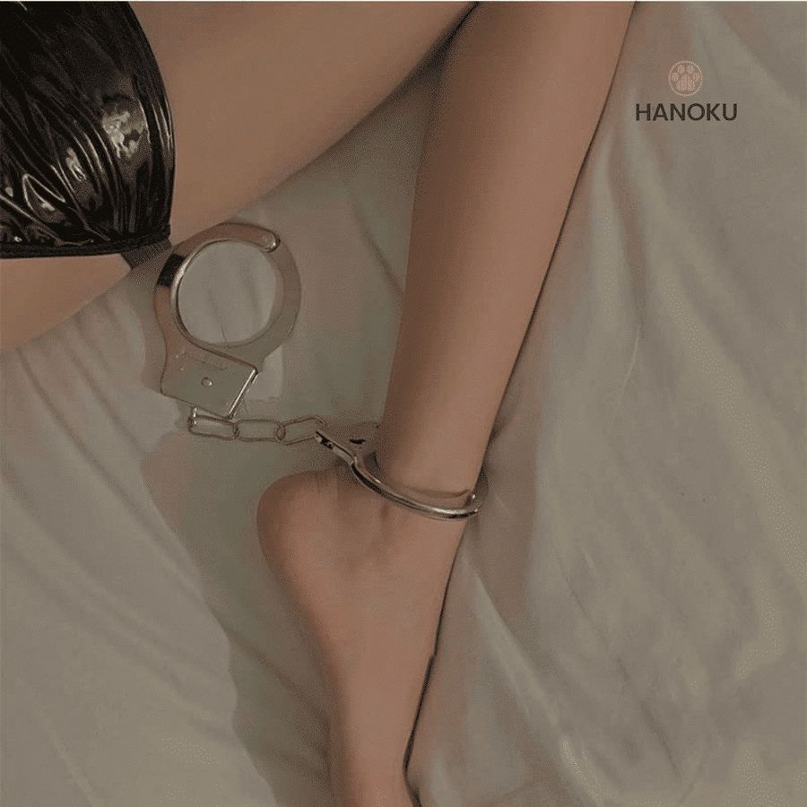 Còng tay số 8 BDSM khiến nàng ngoan ngoãn