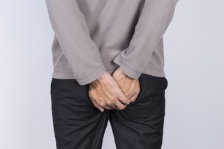 Khe nứt lỗ hậu môn, trực tràng có nguy hiểm không? Có điều trị được không?
