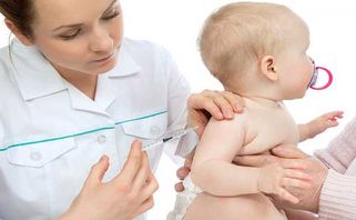 Trẻ sơ sinh bị sốt sau tiêm phòng phải làm sao? Hướng dẫn chăm sóc trẻ an toàn