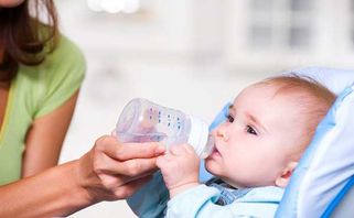 Trẻ Sơ Sinh Có Nên Uống Nước Không? Khi Nào Cho Trẻ Uống Nước Được?