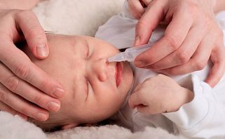 Top 10 thuốc nhỏ mũi cho trẻ sơ sinh và trẻ nhỏ tốt nhất hiện nay