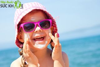 Review top 10+ kem chống nắng cho bé đi biển tốt nhất 2023