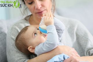 [GIẢI ĐÁP]: Trẻ sơ sinh uống sữa bao nhiêu độ là hợp lý?