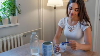 Giải đáp: Pha sữa công thức cho nước trước hay sữa trước