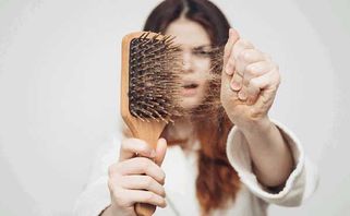 Rụng Tóc Nhiều Có Sao Không? Trị Rụng Tóc Bằng Cách Nào?
