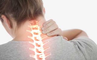 Thoái hóa cột sống cổ: nguyên nhân, triệu chứng và cách điều trị tại nhà