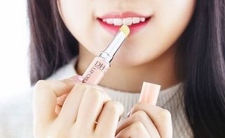 Review son dưỡng DHC không màu có tốt không? Giá bao nhiêu? Mua ở đâu?