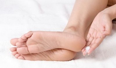 Trị nứt gót chân